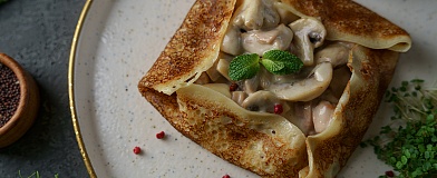 Pancakes with chicken and champignons in ranch sauce