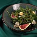 Salad with figs and rucola