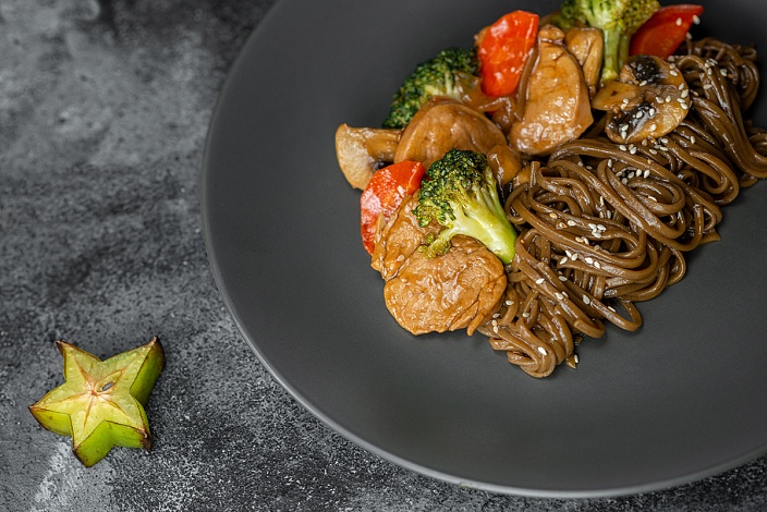 Buckwheat noodles with pork in Teriyaki sauce Tamaki