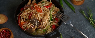 Wok with udon noodles and vegetables with Sweet chili sauce Tamaki