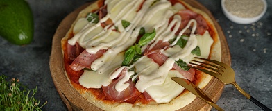 Meat pizza with mozzarella with Tamaki Ranch Dressing