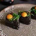 Gunkans with salad chuka in Sesame sauce Tamaki