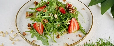 Arugula and strawberry salad with citrus dressing