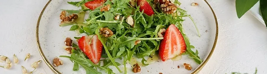 Arugula and strawberry salad with citrus dressing