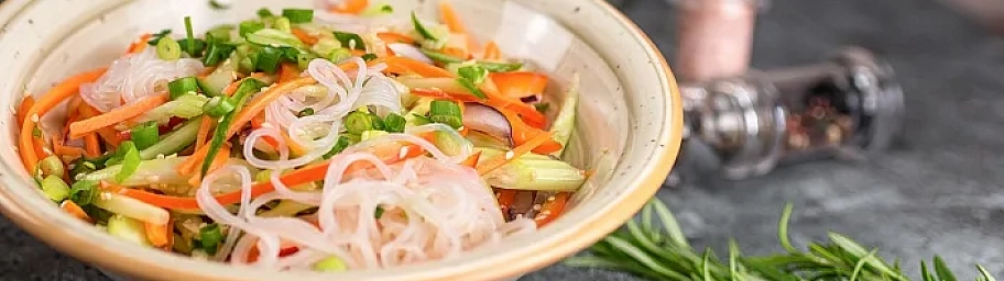 Glass noodles with vegetables and Sweet Chili sauce Tamaki