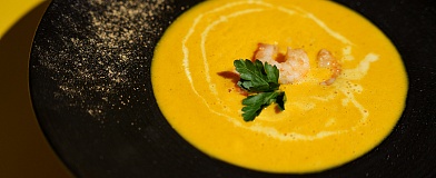 Curry cream soup with shrimp with Pineapple curry sauce Tamaki
